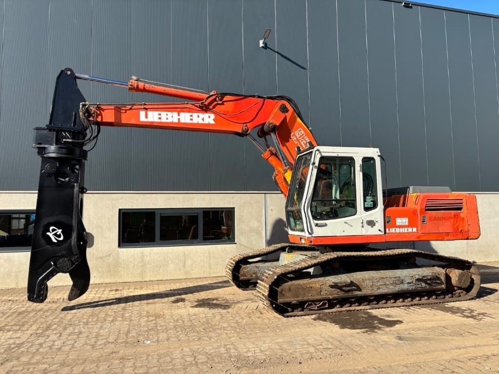 Liebherr R 922 HD S L with LaBounty Shear